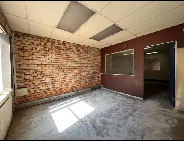 320M² WAREHOUSE TO LET IN LASER PARK